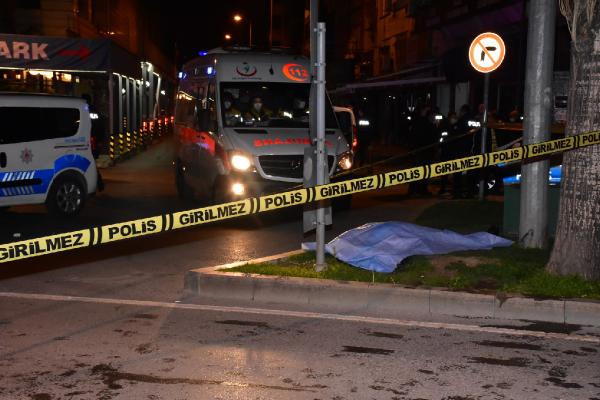 İzmir'de kısıtlamada kanlı eğlence! 1 kişi öldü 6 yaralı var - Resim: 0
