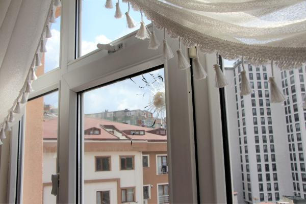 İstanbul'da gece uyurken hayatlarının şokunu yaşadılar: Yarım santim ile kurtulduk - Resim: 0