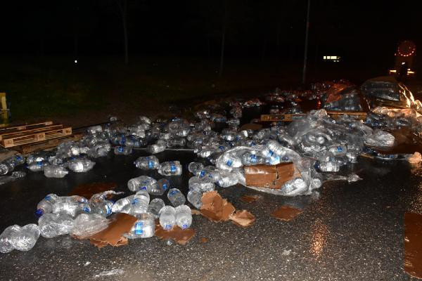 İzmir'de TIR beton mikserine çarptı! Yüzlerce şişe yola savruldu - Resim: 0