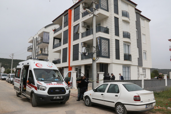 Antalya'da eve gelen arkadaşları şok oldu! Babasını öldürüp intihar etti - Resim: 0