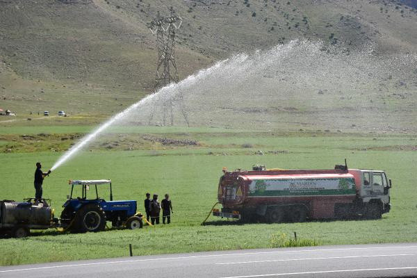 Batman Ovası'nı kuraklık vurdu! Çiftçi tarlasını tankerle suluyor - Resim: 0