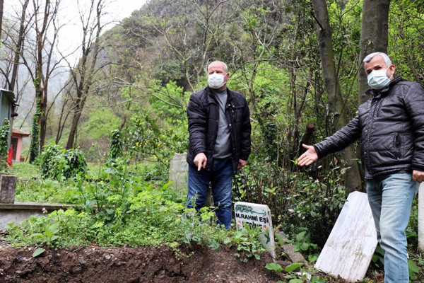 Sakarya'da annesinin mezarına gitti hayatının şokunun yaşadı: İçimden burukluk geldi - Resim: 0