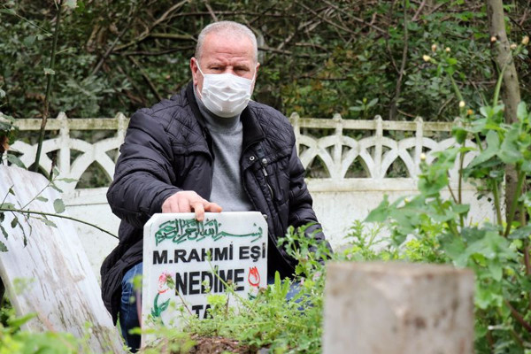 Sakarya'da annesinin mezarına gitti hayatının şokunun yaşadı: İçimden burukluk geldi - Resim: 1