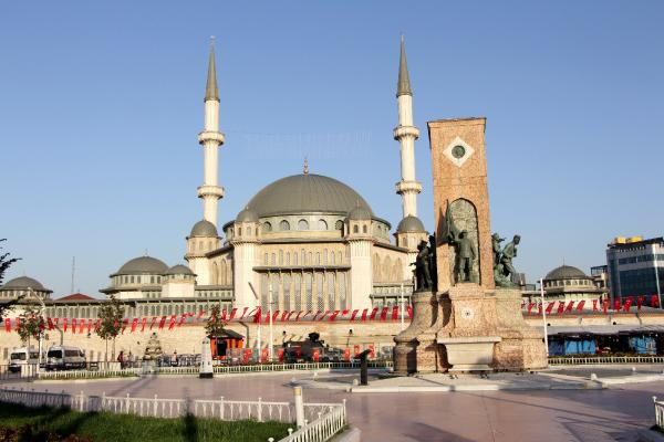 Fotoğraf çekenler fark etmiyor! Yıllar sonra Taksim Anıtı'ndaki o ayrıntı fark edildi - Resim: 2