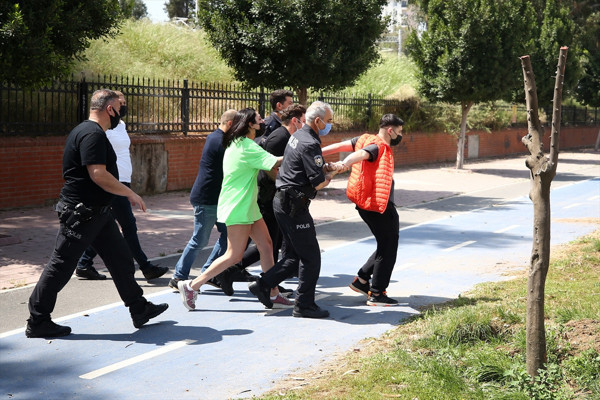 Adana'da sokağa çıkan kadın gerçek kimliği gizledi! Ortalığı karıştırdı - Resim: 0