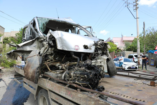 Kahramanmaraş'ta freni boşalan kamyon dehşet saçtı! 3 aracı biçti - Resim: 0