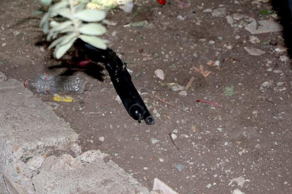 Adana'da hareketli saatler! Pompalı tüfekle polisten kaçan şüpheli evin damında yakalandı - Resim: 0