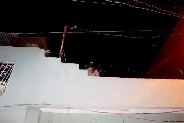 Adana'da hareketli saatler! Pompalı tüfekle polisten kaçan şüpheli evin damında yakalandı - Resim: 1