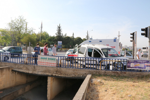 Antalya'da feci kaza! Demir korkuluklarına vurarak durabildi: Yaralılar var - Resim: 0