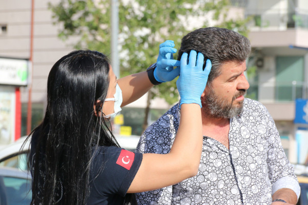 Antalya'da feci kaza! Demir korkuluklarına vurarak durabildi: Yaralılar var - Resim: 1