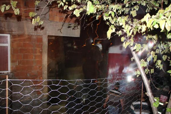 Kastamonu'da yıldırım 6 kardeşe ait 6 evi yakıp kül etti - Resim: 0