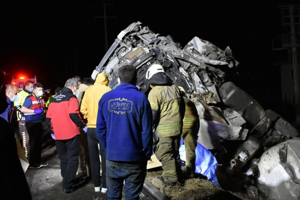 İzmir'de kontrolden çıkan TIR hurdaya döndü! Ölüler var - Resim: 1