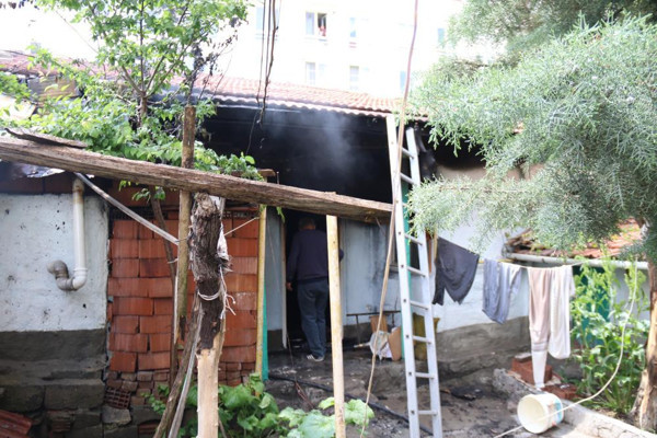 Eskişehir'de canını hiçe sayarak alevler içine girdi! Eli ve saçı yandı - Resim: 0