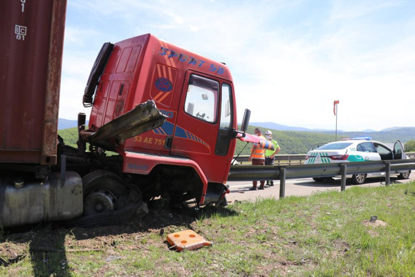 Bolu TEM Otoyolu'nda feci kaza! Kamyon ok gibi bariyere saplandı - Resim: 0