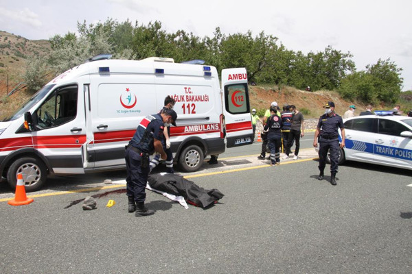 Elazığ'da yürek yakan görüntü! Ziyarete giderken feci şekilde can verdi - Resim: 0