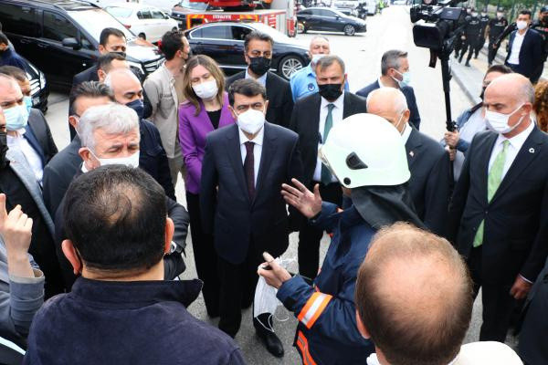 Ankara'da korkutan yangın! Dumanlar gökyüzünü sardı: Bulvar trafiğe kapatıldı - Resim: 1