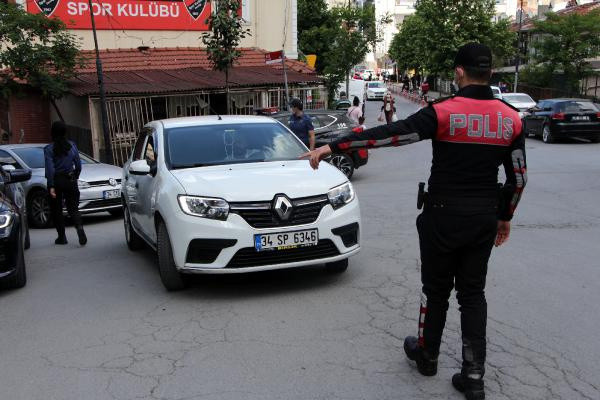 Şişli'de hareketli saatler! Giriş çıkışlar tutuldu, araçlar didik didik arandı - Resim: 0