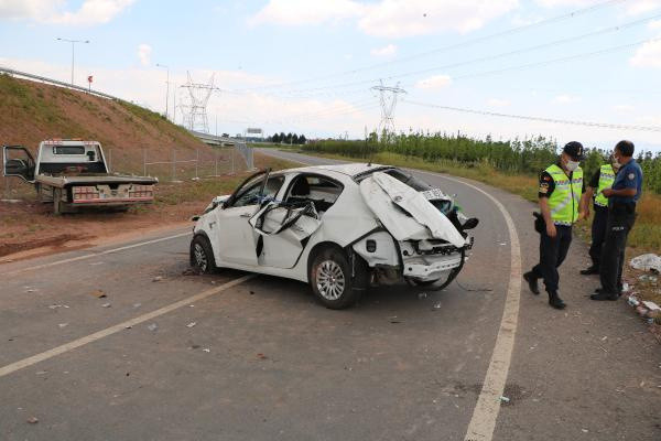 Sakarya'da feci kaza! 30 metreden yuvarlandı: Arka camdan fırladı - Resim: 0