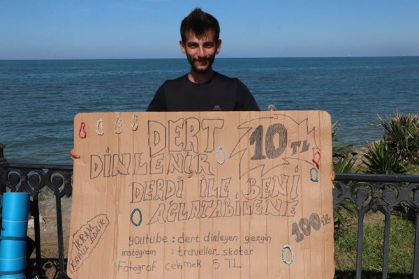 Samsun'da görenler şaştı kaldı! İnsanlara 100 TL veriyor tek şartı var - Resim: 1