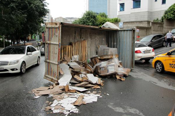Kamyon devrildi! İstanbul'da faciadan dönüldü - Resim: 0
