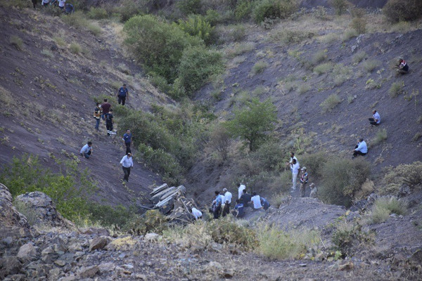 Elazığ'da iş makinesi 400 metre uçurumdan aşağı uçtu! Feci şekilde can verdi - Resim: 0