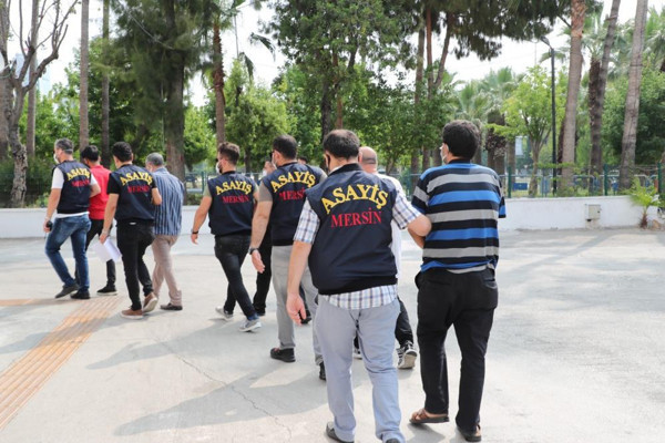 Mersin'de fuhuş operasyonunda evden çıkanlar pes dedirtti - Resim: 0