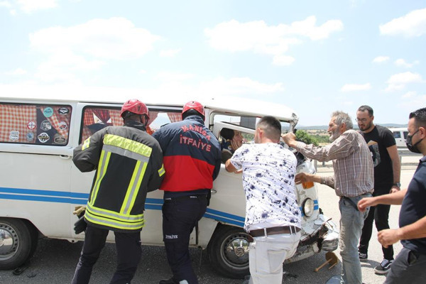 Manisa'da kazayı görüp yavaşladı zincirleme kazaya yol açtı! Yaralılar var - Resim: 2