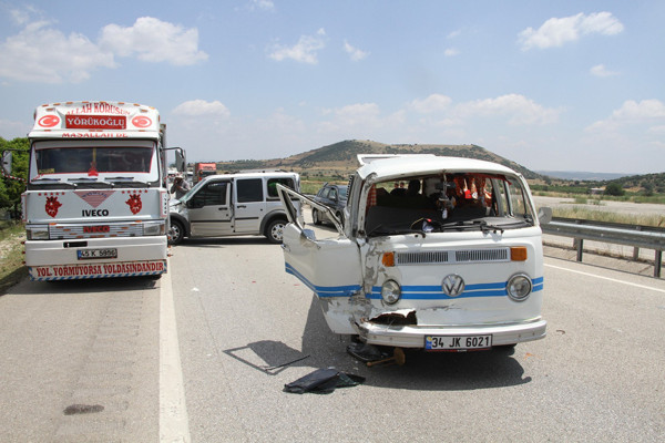 Manisa'da kazayı görüp yavaşladı zincirleme kazaya yol açtı! Yaralılar var - Resim: 0