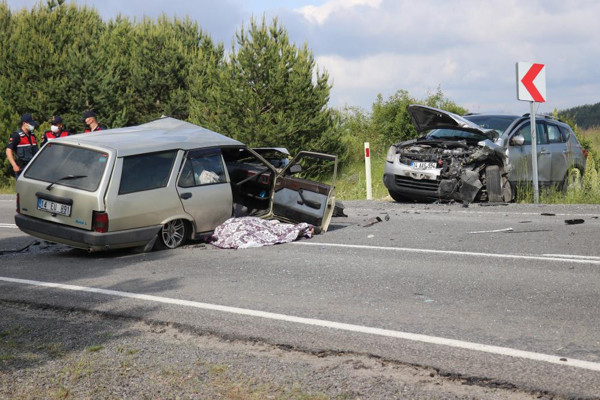 Bolu'da korkunç kaza! Araç paramparça oldu: Acı haber geldi - Resim: 1