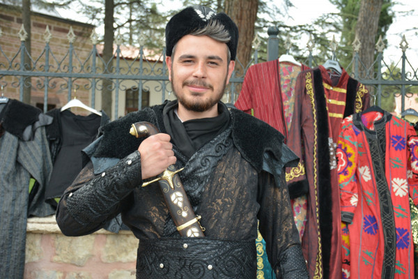 Bilecik'te 20 liraya kiralanıyor: Bu kıyafetleri giyenlerin yürüyüşleri bile değişiyor - Resim: 0