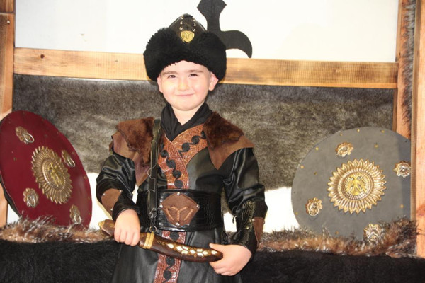 Bilecik'te 20 liraya kiralanıyor: Bu kıyafetleri giyenlerin yürüyüşleri bile değişiyor - Resim: 1