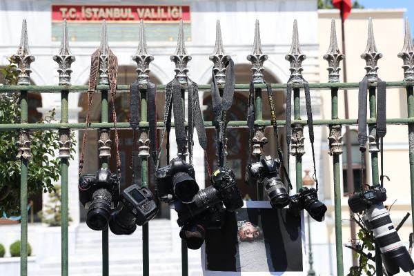 İstanbul'da 'nefes alamıyoruz' protestosu! Makinelerini tepki amaçlı korkuluklara astılar - Resim: 1