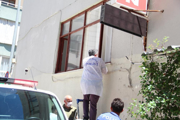 Antalya'da uzun süredir odadan çıkmadı! Pencereden bakınca şok oldular - Resim: 0