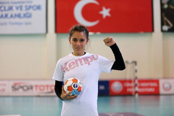 Gözyaşlarıyla anlatmıştı! Merve Akpınar'a yüzde 100 bursu bakın kimin verdi - Resim: 2