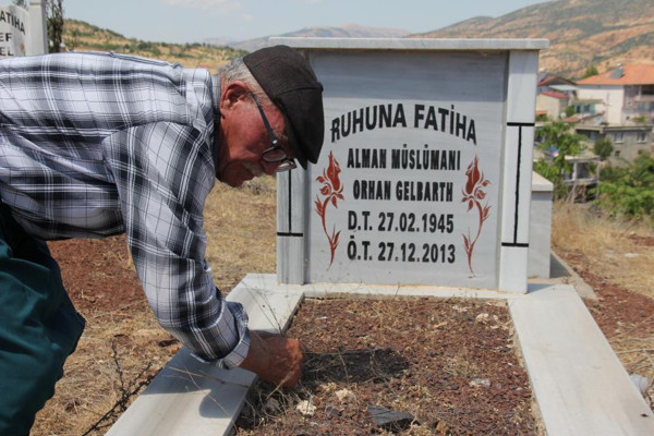 Adıyaman'da 8 yıldır her cuma ziyaret ediyor! Alman'ın vasiyetini yerine getirdi - Resim: 0