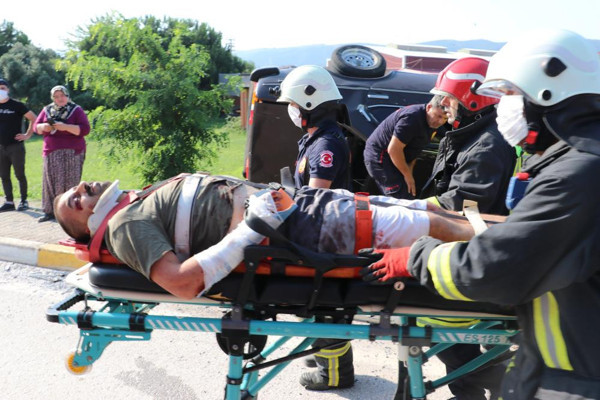 Kocaeli'de araç karşı şeride uçtu! Can pazarı yaşandı - Resim: 1