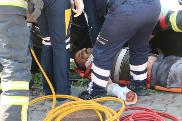 Kocaeli'de araç karşı şeride uçtu! Can pazarı yaşandı - Resim: 0