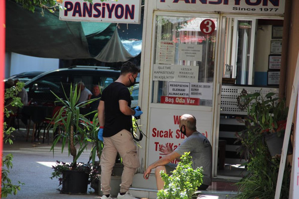 Kapıyı açmadı! Antalya'da odaya giren ekipler şok oldu - Resim: 0