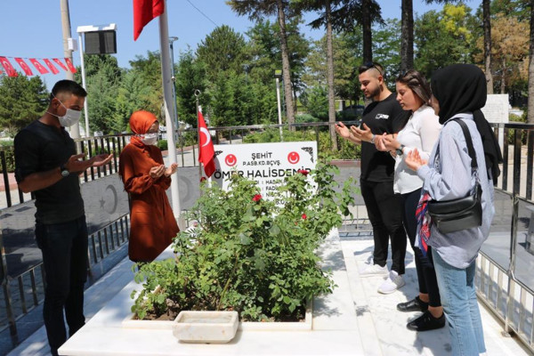 Niğde'de Ömer Halisdemir'in mezarına ziyaretçi akını - Resim: 0