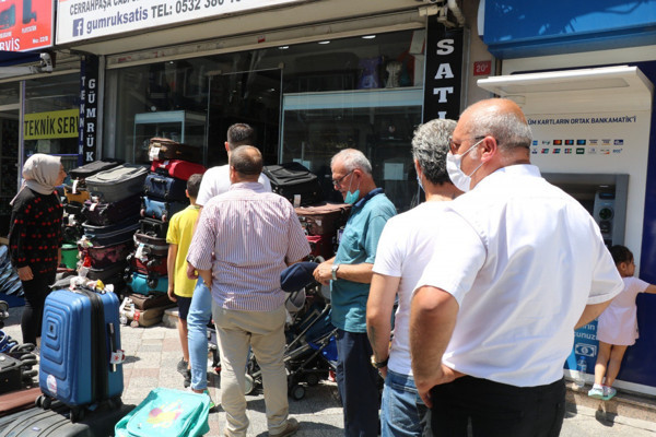 İstanbul'da yüzde 80 indirimle satıyor! 5 bin TL'lik telefon bin 500 TL - Resim: 1