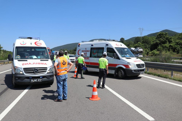 Bolu'da zincirleme kazada can pazarı! 4 araç birbirine girdi - Resim: 0