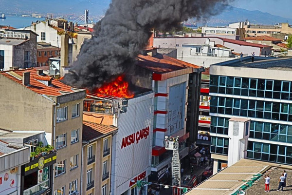 Kocaeli'de dumanlar gökyüzünü sardı! Alevler tüm binayı kapladı - Resim: 0