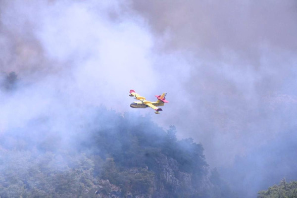 Muğla'da uçakların biri gidip, biri geliyor! Yangınla mücadele sürüyor - Resim: 0