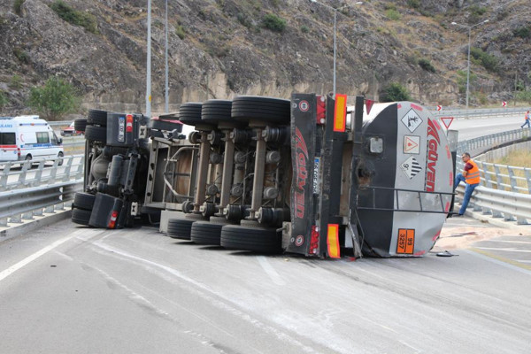 Amasya'da feci tanker kazasında mucize kurtuluş! Burnu bile kanamadan çıktı - Resim: 0