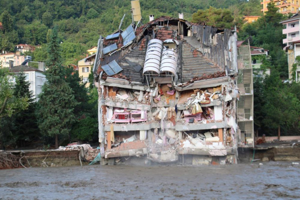 Kastamonu'de sel felaketi! 'Birbirimize sarılarak ağladık' deyip anlattı: Öleceğiz artık - Resim: 1