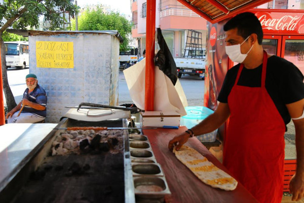 Adana'da kebapçıdaki yazıyı görenler şaştı kaldı! Takdir topladı - Resim: 0