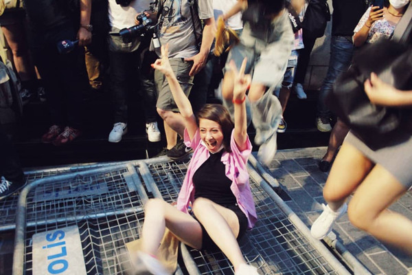 'Evde yarı çıplak oturuyor' şikayetiyle şok oldu! Gazeteci Büşra Cebeci yaşadığı tacizi anlattı - Resim: 0