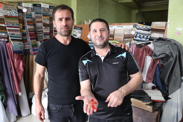 Samsun'da tamir için getirilen koltuktan çıkanları görünce şaştı kaldı: Bize yakışan budur - Resim: 1