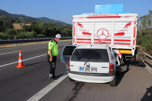 Bolu'da araç TIR'ın altına girdi! Korkunç kazada feci şekilde can verdiler - Resim: 1