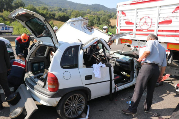 Bolu'da araç TIR'ın altına girdi! Korkunç kazada feci şekilde can verdiler - Resim: 0